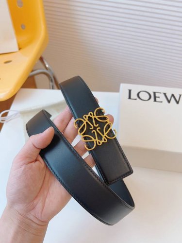 特 Loewe罗意威产品打造成兼具实用性及独特性的时尚精品。Loewe罗意威采用卓越工艺，简约造型，精美材质质量，致力打造针对不同生活领域的时尚精品。休闲百搭！