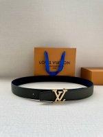 特 本款3.4宽 Lv Heritage 双面腰带以粒面和素净皮革分饰两侧，再借纹理丰富的金属搭扣升华典雅格调。锥形末端续写现代简约之笔