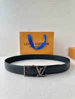 Lv Skyline 3.4宽皮带在正面和中央显示House Initials，将它们与哑光银色的角扣结合在一起。由黑色头层牛皮压蟒蛇皮制成的豪华表带使外观变得