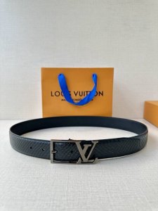 Lv Skyline 3.4宽皮带在正面和中央显示House Initials，将它们与哑光银色的角扣结合在一起。由黑色头层牛皮压蟒蛇皮制成的豪华表带使外观变得