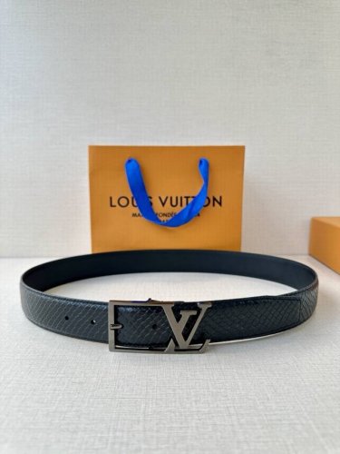 Lv Skyline 3.4宽皮带在正面和中央显示House Initials，将它们与哑光银色的角扣结合在一起。由黑色头层牛皮压蟒蛇皮制成的豪华表带使外观变得
