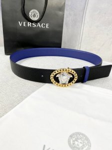 宽度4.0Cm V E R S A C E 范思哲 这款两面荔枝纹柔软头层皮饰带搭配一枚椭圆链条美杜莎带扣。本季标志性的Versace饰件点缀其上