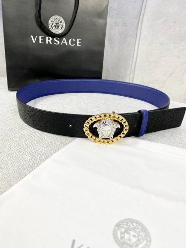 宽度4.0Cm V E R S A C E 范思哲 这款两面荔枝纹柔软头层皮饰带搭配一枚椭圆链条美杜莎带扣。本季标志性的Versace饰件点缀其上