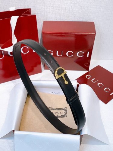 Gucci 马鞍扣 黄铜金属 這條日常腰帶是2025年秋前系列的一部分。從房子的遺產中汲取靈感，它由光滑的皮革製成，並由半Horsebit扣定義。碼數75-11