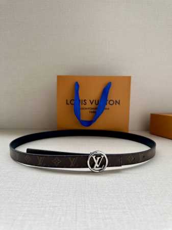女款 2.0宽 本款 Lv Iconic 双面腰带新款 搭配标志性 Iconic 搭扣，无论展现 Monogram Reverse 帆布或素雅牛皮革，均可为挚爱 - 点击图像关闭