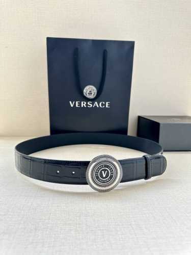 特 宽度3.8Cm Versace Jeans Couture 牛皮革V-Emblem板扣式皮带、饰有La Greca彰显个性设计。该铆钉腰带饰有La Grec