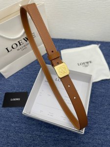 品牌罗意威 描述经典系列新品腰带，采用小牛皮材质，完美搭配手工车线，两款经典配色，可搭配商务西装或更为休闲的造型。腰带为法国尺寸，请在购买前参阅腰带尺寸指南.