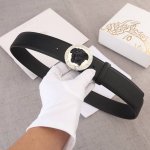 宽度4.0Cm 范思哲 此款十字纹腰带饰有标志性的versace美杜莎头像扣，彰显品牌格调。是一款精美的衣橱必备单品。