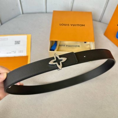圖片包裝10 寬度：30Mm Lv S-Lock系列 宽度3Cm 精致的字母搭扣 搭配品牌專用小牛皮压横纹标识 双面用