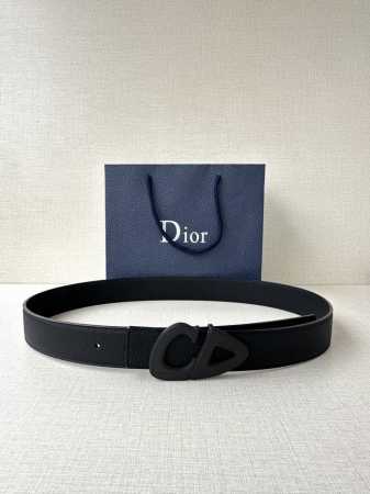 特 宽度3.5Cm Dior 这款黑色哑光涂漆饰面 不锈钢腰带扣是春季男装系列新品，展示 Cd30 标志，灵感源自 B30 运动鞋。可与各式 35 毫米腰带搭配 - 点击图像关闭