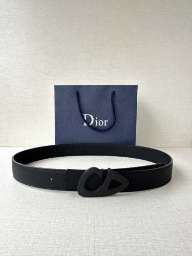 特 宽度3.5Cm Dior 这款黑色哑光涂漆饰面 不锈钢腰带扣是春季男装系列新品，展示 Cd30 标志，灵感源自 B30 运动鞋。可与各式 35 毫米腰带搭配