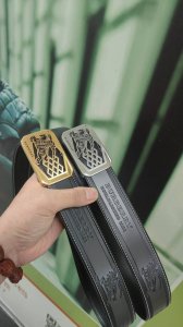 巴宝莉皮带，搭配新款纯钢扣 ，正面压花设计打造高雅考究的造型。宽3.8Cm，，达到量身定制般的修身效果。