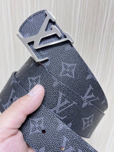 特 4.0Mm当季新款 一面一面帆布印格，一面小牛压花，搭配精品扣头做工精细，质量保证。