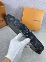 特P180 作为路易威登备受喜爱的设计之一，Lv Initiales 双面腰带此次拼接明亮牛皮革和 Monogram Eclipse 帆布，以抛光 Lv 字母搭