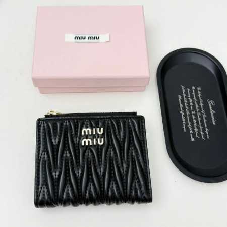 Miumiu 790颜色 黑色 粉色 蓝色尺寸11.5*10*3Miumiu专柜最新款！专柜爆款热力来袭，经典提花压纹设计，釆用顶级进口小羊皮，皮质细腻柔软，做 - 点击图像关闭