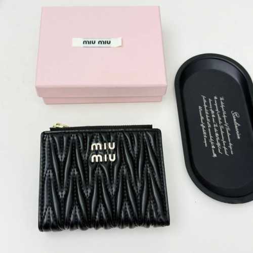 Miumiu 790颜色 黑色 粉色 蓝色尺寸11.5*10*3Miumiu专柜最新款！专柜爆款热力来袭，经典提花压纹设计，釆用顶级进口小羊皮，皮质细腻柔软，做