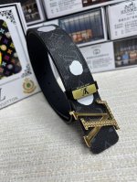 品名：Lv..路易..威登 材质：原单牛皮腰带 百分百头层牛皮腰带保证真皮，24K纯钢扣，专柜原单品质、做工精细，时尚大牌，送人自用首选 包装： 请认准如图专柜