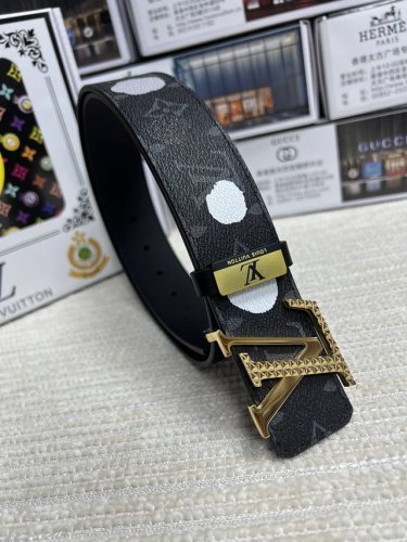 品名：Lv..路易..威登 材质：原单牛皮腰带 百分百头层牛皮腰带保证真皮，24K纯钢扣，专柜原单品质、做工精细，时尚大牌，送人自用首选 包装： 请认准如图专柜