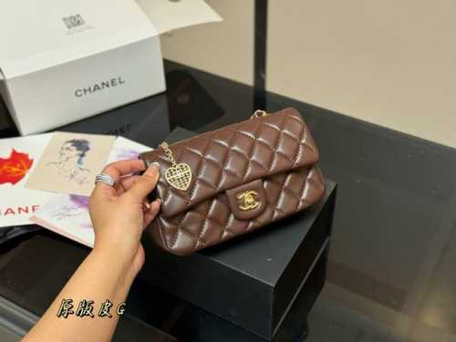 无盒 香奈儿Chanel 爱心珍珠双C包挂件 真的美到心坎上啦[萌萌哒R] 好有辨识度啊一整个方胖子显得更耐看啦[哇R] 尺寸:20.12Cm