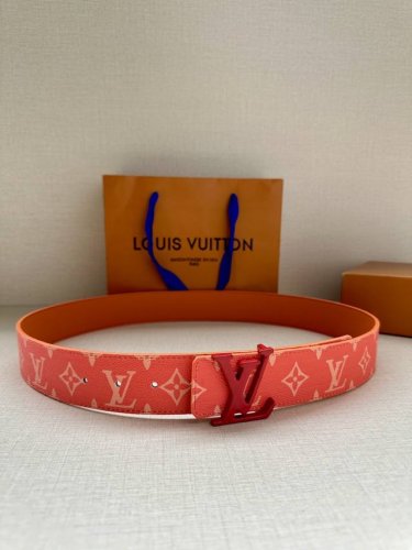 特 Lv Initiales 4.0宽双面腰带是 年春夏男装系列的配饰。Taga 皮革触感柔软，与另一面的Monogram 帆布碰撞色彩。同色 Lv 字母以抛光