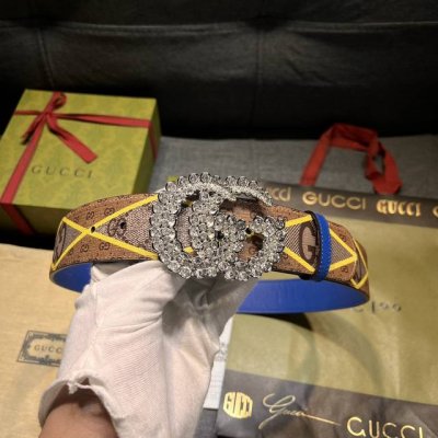 古奇 ，宽4.0Cm，新款 这条腰带上的图案让人想起了西洋双陆棋的棋盘，引人注目的菱形图案出现在充满活力的新迭代中，与各种材料相结合。其结果是一个折衷的拼凑设计