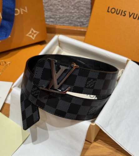 Lvinitales 40毫米双面腰带 设计源与传统又别具一格，这款 Lnitiales 40 毫米腰带选用双面 Taurillon 皮带，镶缀品牌标志性的 L