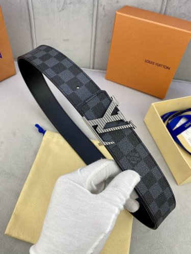特 4.0宽 Pyramide 双面腰带为经典 Monogram 帆布融入 秋冬系列宣言，翻转可见纯色小牛皮。Lv Pyramide 搭扣此次焕发漆光亮彩，释放