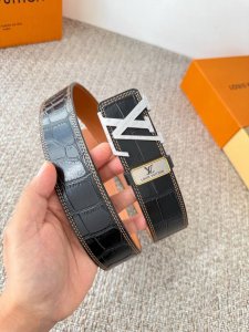 品名： Lv..路易..威登腰带皮带原单 型号：挂扣，经典纯钢材质挂扣，头层牛皮，图片实物拍摄 材料：头层牛皮，挂扣系列，纯钢材质扣头，钯镀电镀工艺永不掉色。原