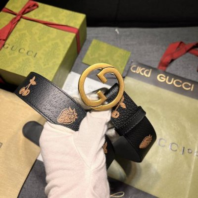 特 古奇，宽4.0 cm，水果和蔬菜是 Gucci 俏皮精神的象征，它们已经成为当代 House ，这薄带的特点是异想天开的草莓和樱桃打印与金属完成。配饰以白色
