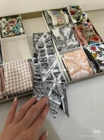 Dior迪奥Twilly丝巾，巴黎地图 款式经典，造型修长，两端尖角设计，背面饰以对比鲜明的Christian Dior标志条形图案。 上身效果非常赞！随意一搭
