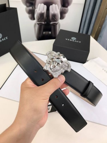 范思哲Versace，此款柔软的皮带饰有金、银双色调的水晶镶边3D美杜莎腰带扣，是一款可提升正装或休闲牛仔装质感的优雅配饰。4.0Cm宽，