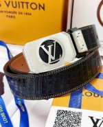 皮带：Lv..路易..威登顶级原单复刻. 腰带：百分百头层牛皮，保证真皮。雕花镂空设计24K纯钢扣.永不掉色进口原厂鳄鱼皮纹路.纯手工双线缝制工艺双面两用专柜同