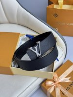 特 Lv 奢华款现代 饰以雅致大方的标志性 柔软结实的皮带 可搭配从礼服到休闲装各种服饰 宽度4.0Cm