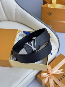 特 Lv 奢华款现代 饰以雅致大方的标志性 柔软结实的皮带 可搭配从礼服到休闲装各种服饰 宽度4.0Cm