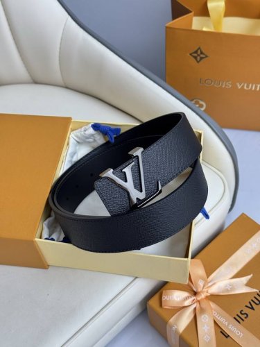 特 Lv 奢华款现代 饰以雅致大方的标志性 柔软结实的皮带 可搭配从礼服到休闲装各种服饰 宽度4.0Cm