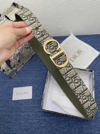 迪奥550 3.5Cm。特 这款 Montaigne Avenue 腰带从同名手袋汲取灵感，采用黑色光滑 牛皮革精心制作，质感柔软，设计优雅，饰以富有光泽的新款 - 点击图像关闭
