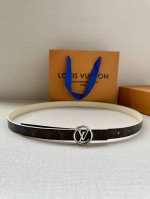 女款 2.0宽 本款 Lv Iconic 双面腰带新款 搭配标志性 Iconic 搭扣，无论展现 Monogram Reverse 帆布或素雅牛皮革，均可为挚爱