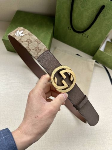 宽带4.0Cm Gucci 作为Adidas X Gucci联名系列之一，这款皮革腰带饰有Gucci Trefoil印花。Adidas和Gucci大胆探索联名系