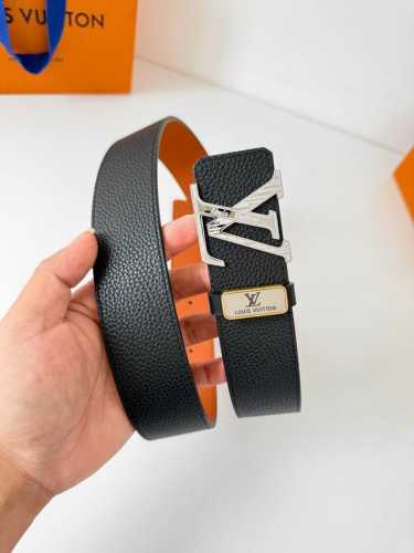 品名： Lv..路易..威登腰带皮带原单 型号：挂扣，经典纯钢材质挂扣，头层牛皮，图片实物拍摄 材料：头层牛皮，挂扣系列，纯钢材质扣头，镀钯电镀工艺永不掉色。原