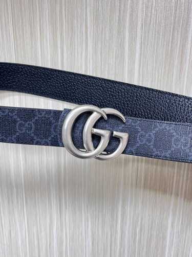 -Gg Marmont系列搭扣双面腰带，一面缀饰品牌标志性图案，另一面以中性色调皮革打造。此款双面腰带采用皮革与Gg字母图案涂层织物打造，搭配标志性双G搭扣，3