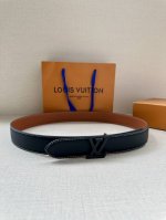 3.4宽 本款 Lv Shield 双面腰带出自 秋冬时装秀 字母与 Monogram 花卉，展现西部牛仔的灵感启发。双重缝线穿梭于皮革内外两侧，成就多种造型可