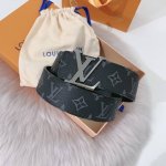 特 ：配送专柜全套礼盒包装。 Lv 40 毫米双面腰带将 帆布和柔软小牛皮分饰两面，以摩登视角重绎路易威登的经典设计，更有 Lv 字母搭扣绘上标志性一笔。搭提供