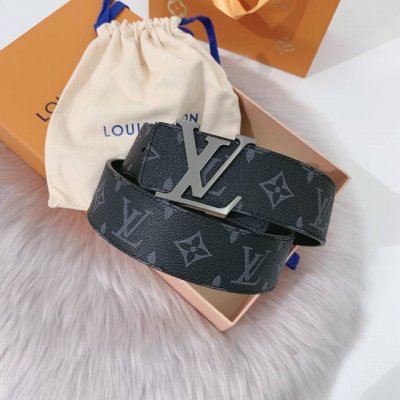 特 ：配送专柜全套礼盒包装。 Lv 40 毫米双面腰带将 帆布和柔软小牛皮分饰两面，以摩登视角重绎路易威登的经典设计，更有 Lv 字母搭扣绘上标志性一笔。搭提供