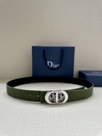 宽度3.5Cm 这款金属覆层不锈钢腰带扣展示 Cd Icon 标志和 Oblique Cosmo 图案，致敬 Dior 的经典图案。可与各式 35 毫米腰带搭配