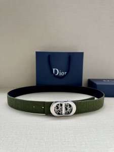 宽度3.5Cm 这款金属覆层不锈钢腰带扣展示 Cd Icon 标志和 Oblique Cosmo 图案，致敬 Dior 的经典图案。可与各式 35 毫米腰带搭配
