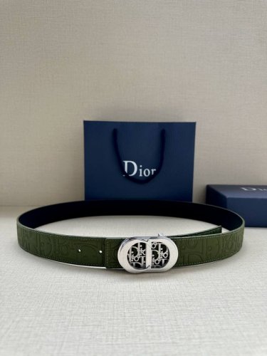 宽度3.5Cm 这款金属覆层不锈钢腰带扣展示 Cd Icon 标志和 Oblique Cosmo 图案，致敬 Dior 的经典图案。可与各式 35 毫米腰带搭配