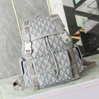 中号Dior Hit The Road 双肩迪奥灰 Cd Diamond图案帆布和 P30,000 编号:1Htba184Cdp_H42E 尺寸:39X40X1