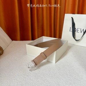 罗意威新款光滑牛皮革腰带，饰以金属Loewe品牌标志Logo，宽2.8Cm，五孔调节。颜色：橡木色