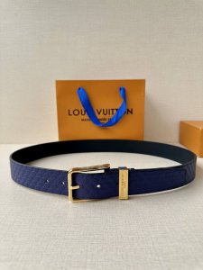 Pont Neuf 3.5宽皮带的这种令人垂头目的迭代配备了值得仔细观察的杰出细节。皮革表带以其微妙的方式扣动，上面压有渔网图案。与原始版本一样，皮带有一个方形