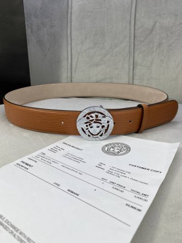 宽度4.0Cm 范思哲 此款水波纹 腰带饰有标志性的Versace美杜莎头像扣，彰显品牌格调。是一款精美的衣橱必备单品。